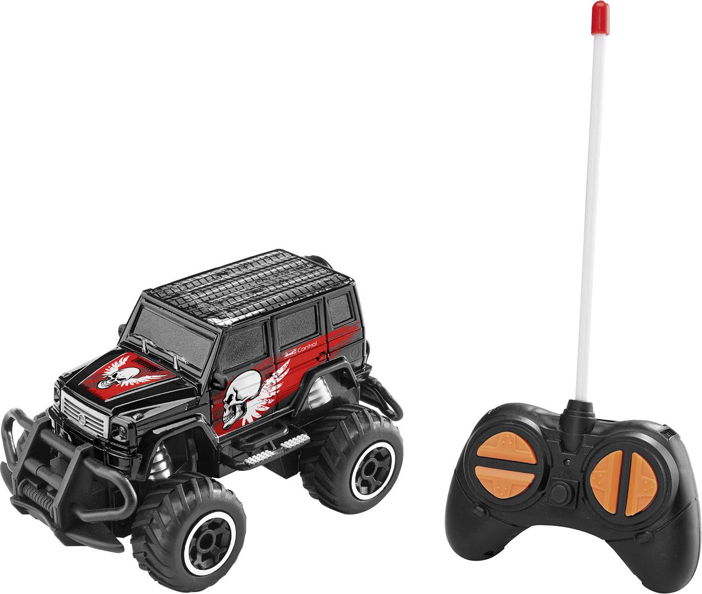 Dálkově ovládané černé hračkářské auto s pneumatikami monster trucku a designem lebky vedle dálkového ovladače s dlouhou anténou.