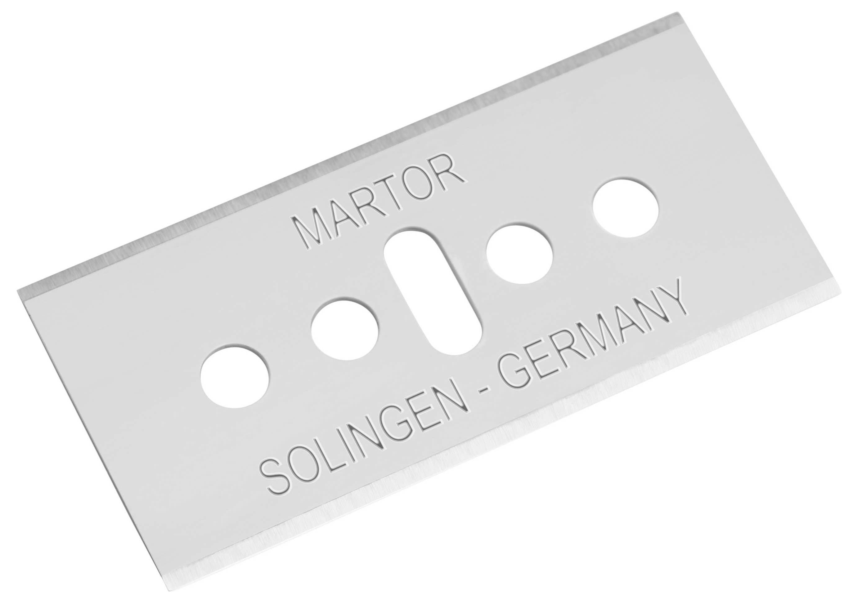 Stříbrně zbarvené žiletkové ostří s nápisem 'Martor Solingen - Germany', které vykazuje několik otvorů pro upevnění.