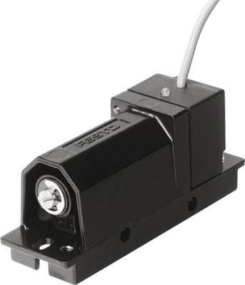 Černý elektromagnet s kabelovým připojením, umístěný na obdélníkovém podstavci.