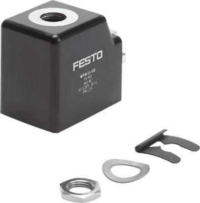Černý kryt cívky s magnetem s nápisem 'Festo' a technickými specifikacemi. Vedle něj leží matice, podložka a pojistná svorka.