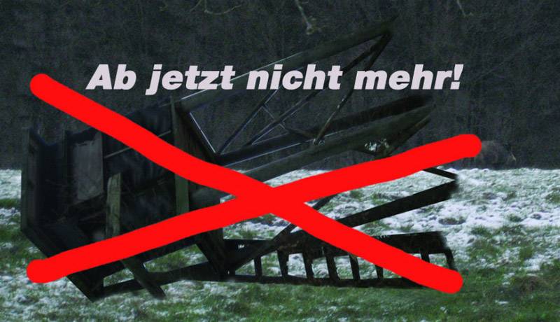 Zničený objekt na zasněžené pláni, překřížený červeným 'X'. Text: 'Už nikdy víc!'.