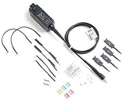 Různé kabely a příslušenství pro elektronická zařízení, včetně adaptérů, barevných označení a držáků.
