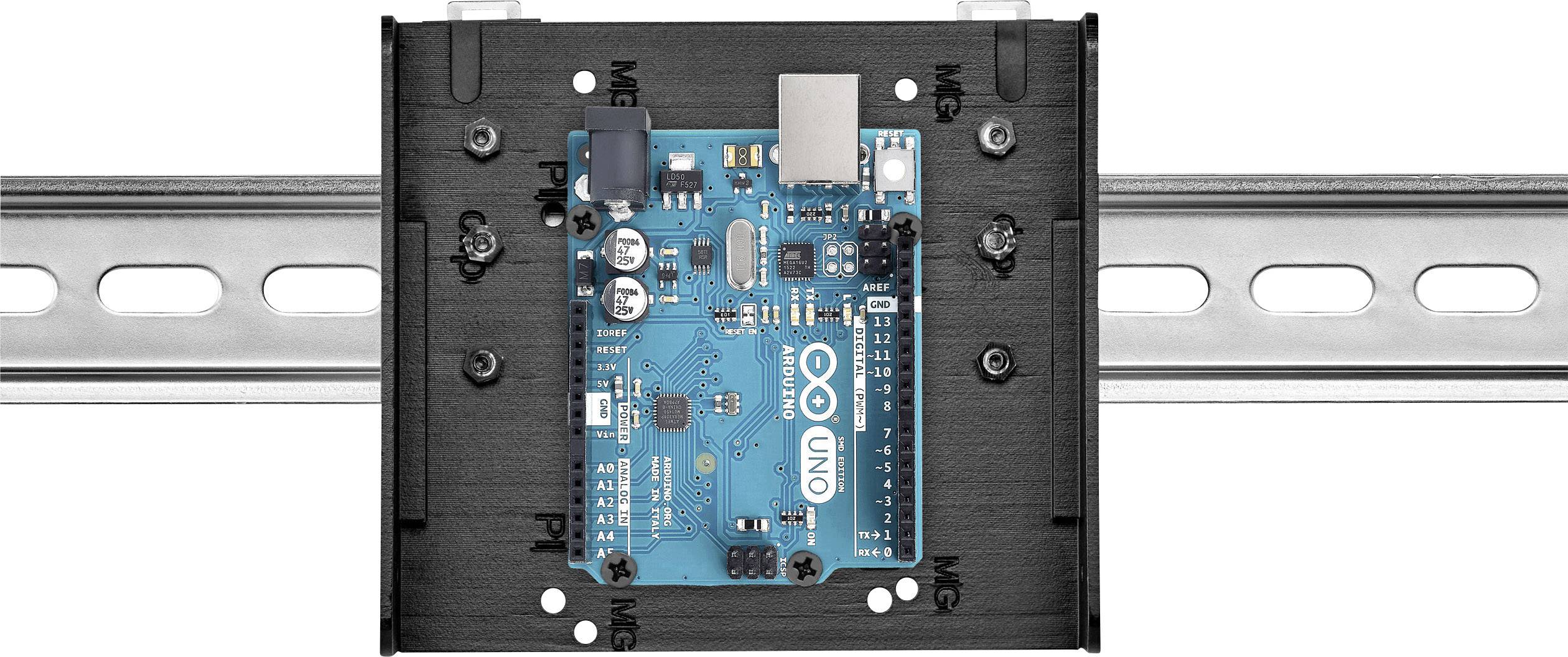 Modrá Arduino deska je namontována na černém držáku, který je připevněn k kovové liště.