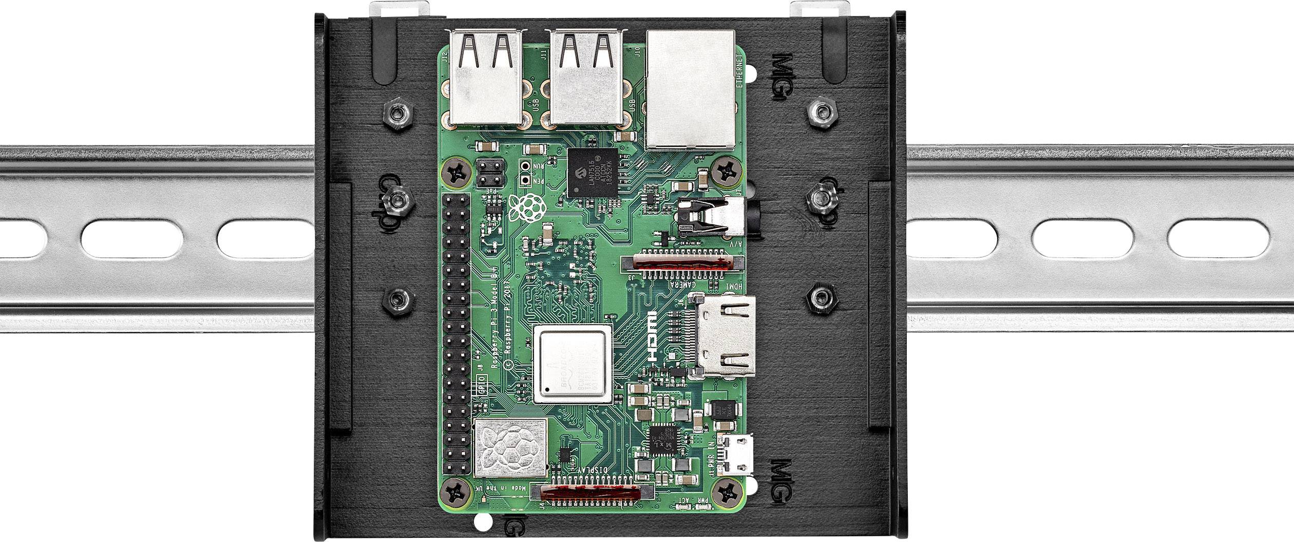 Raspberry Pi 3B+ namontovaný na kovovém držáku, zobrazující USB a ethernetové porty a hlavní komponenty základní desky.