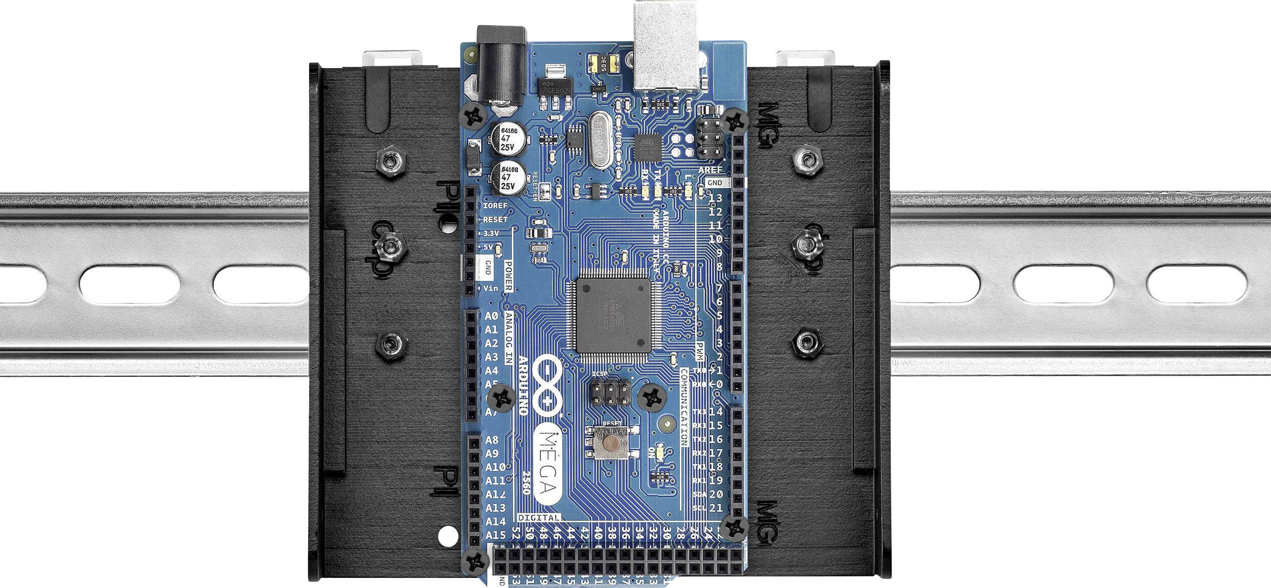 Arduino mikrořadič namontovaný na DIN liště. Obvod zobrazuje elektronické komponenty a propojení.