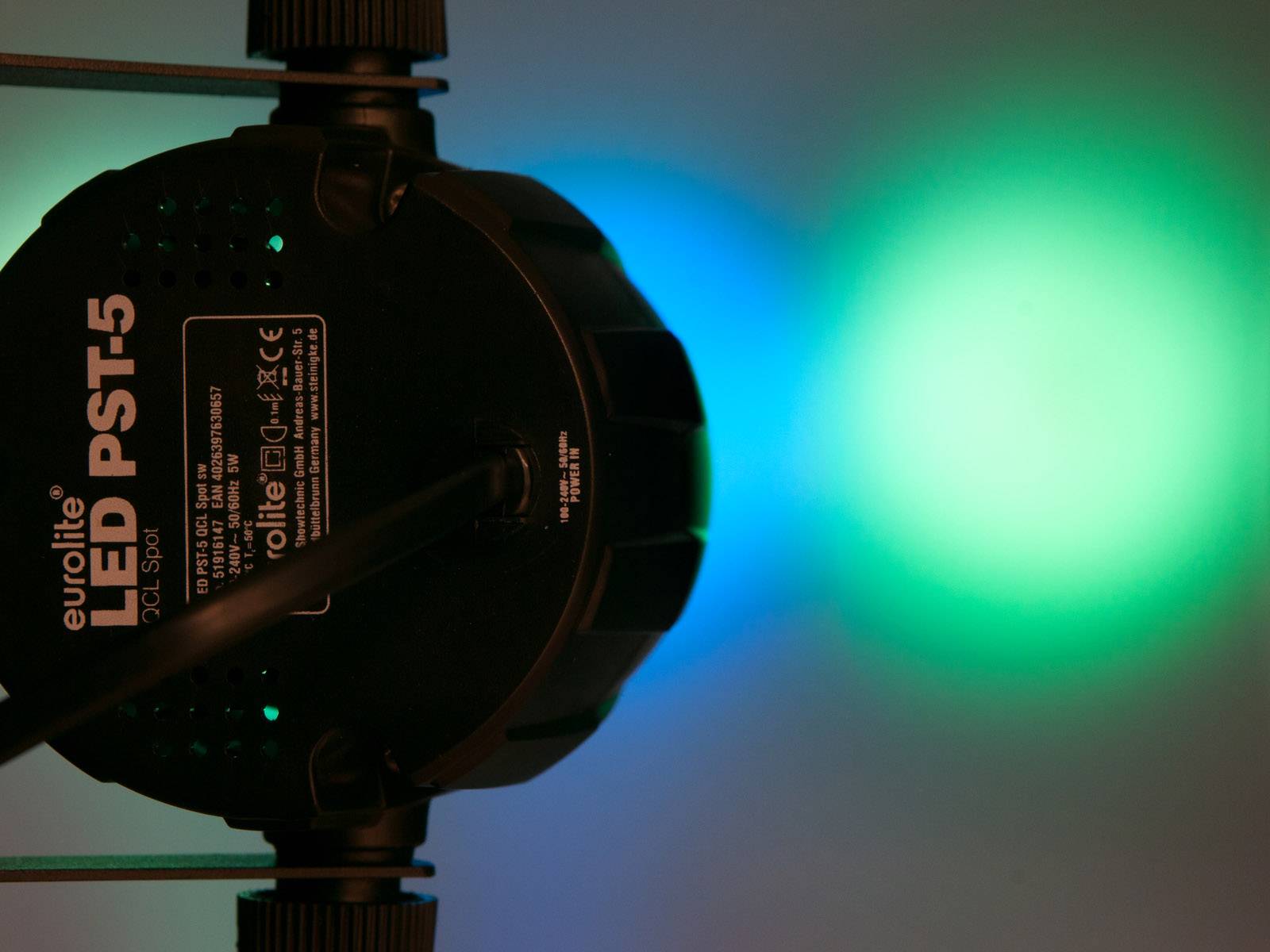 LED světelný efekt promítá modré a zelené světlo. Svítidlo má kryt s nápisem 'Eurolite LED PST-5'.