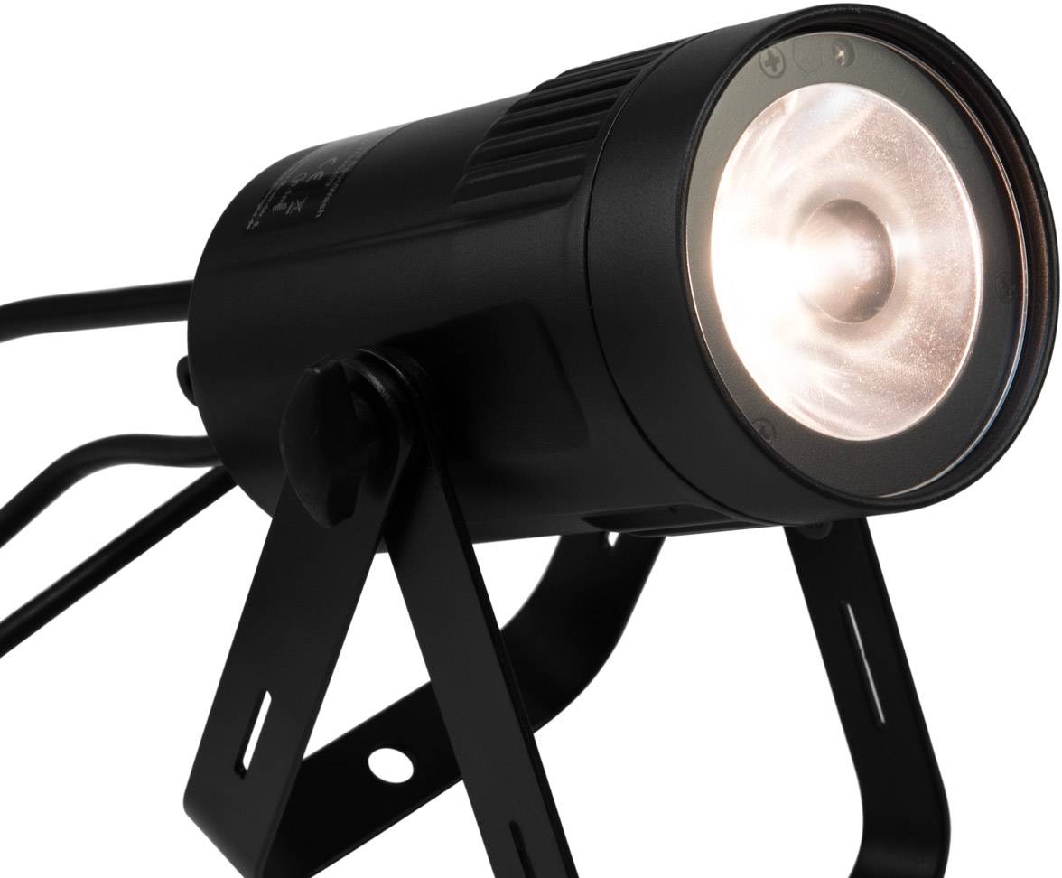 Černý LED reflektor na stojanu, zapnutý. Osvětluje teplým bílým světlem. Vhodný pro jevištní nebo event osvětlení.