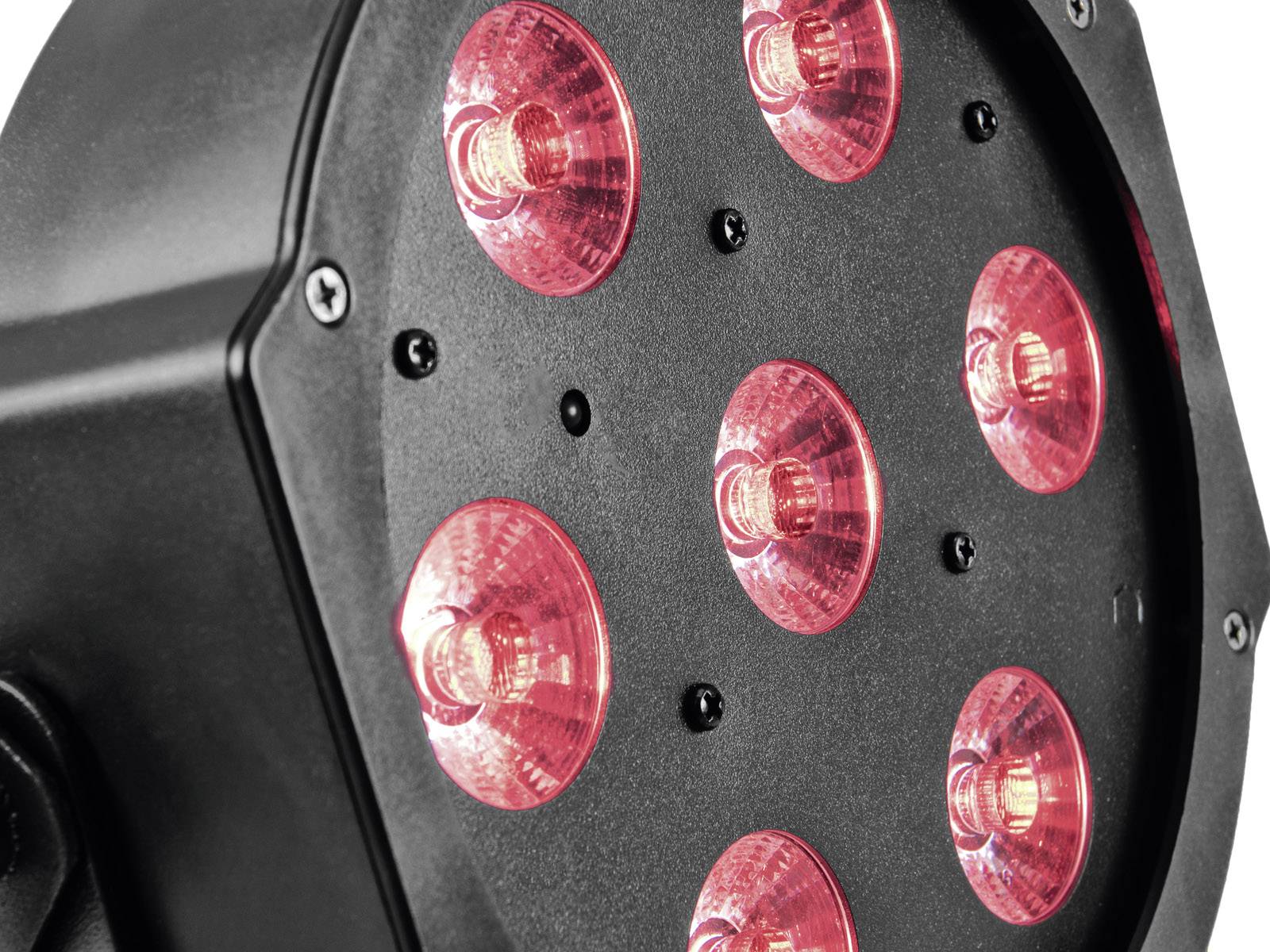 Detailní záběr černého LED světla s sedmi červenými žárovkami uspořádanými do kruhu.
