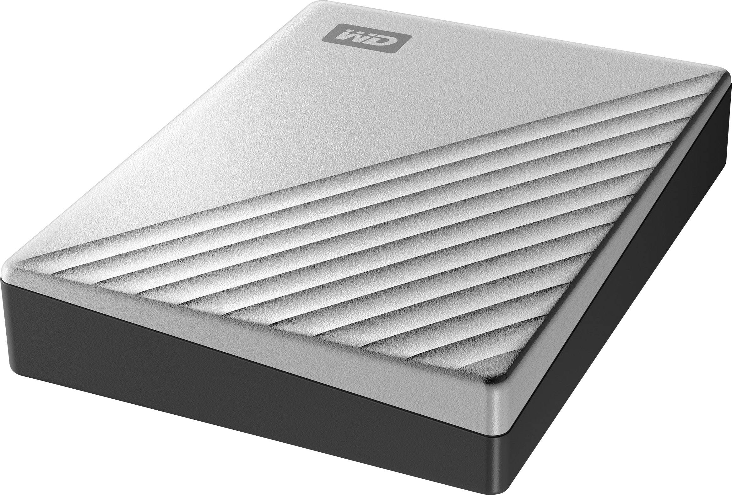 Externí pevný disk se stříbrným tělem a diagonálními pruhy. Logo značky v horním rohu.