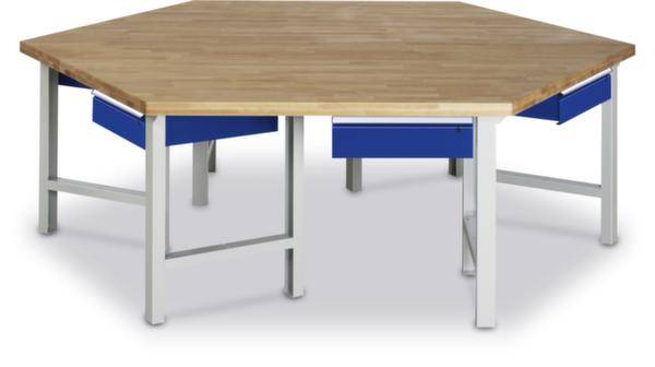 Šestihranný dřevěný stůl s modrými zásuvkami pod deskou; vhodný pro společné nebo školní využití.