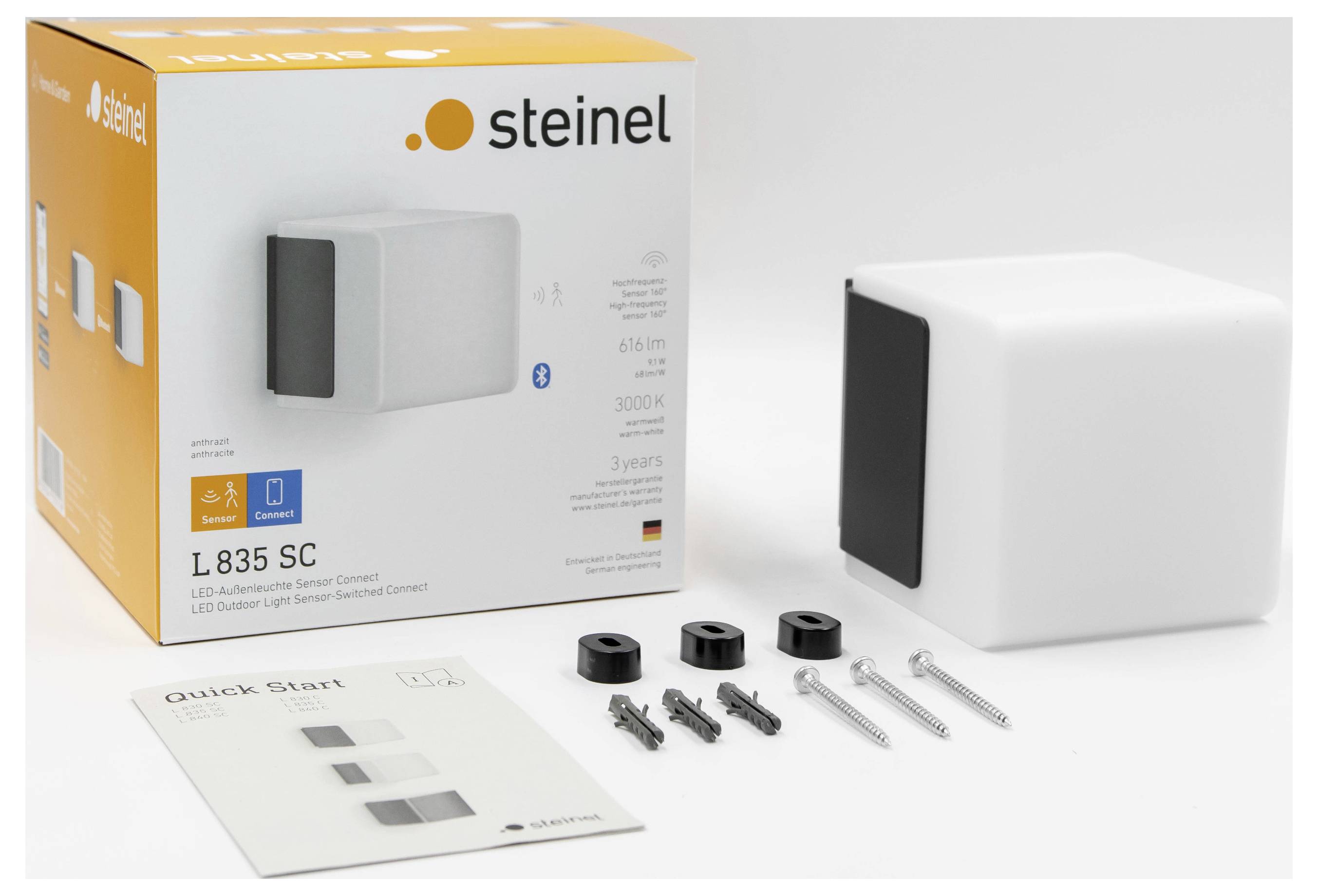Steinel L835 SC LED venkovní nástěnné světlo s balením produktu, bílou lampou, rychlostartovací příručkou a montážním materiálem.