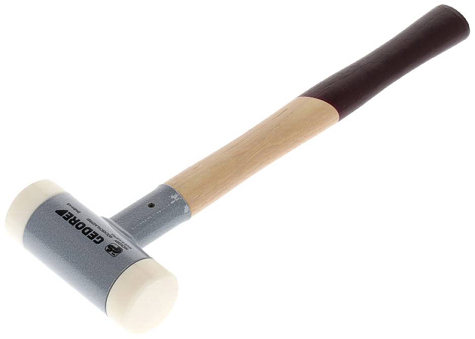 Dřevěné kladivo s bílou plastovou hlavou a ergonomickou rukojetí, vhodné pro přesné údery bez kovových třísek.