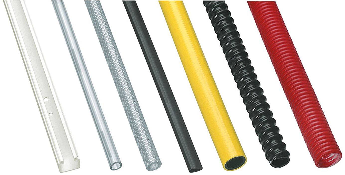 Různé typy trubek v různých barvách a materiálech, seřazené zleva doprava: bílá, stříbrná, průhledná, černá, žlutá, černá s vroubky, červená s vroubky.