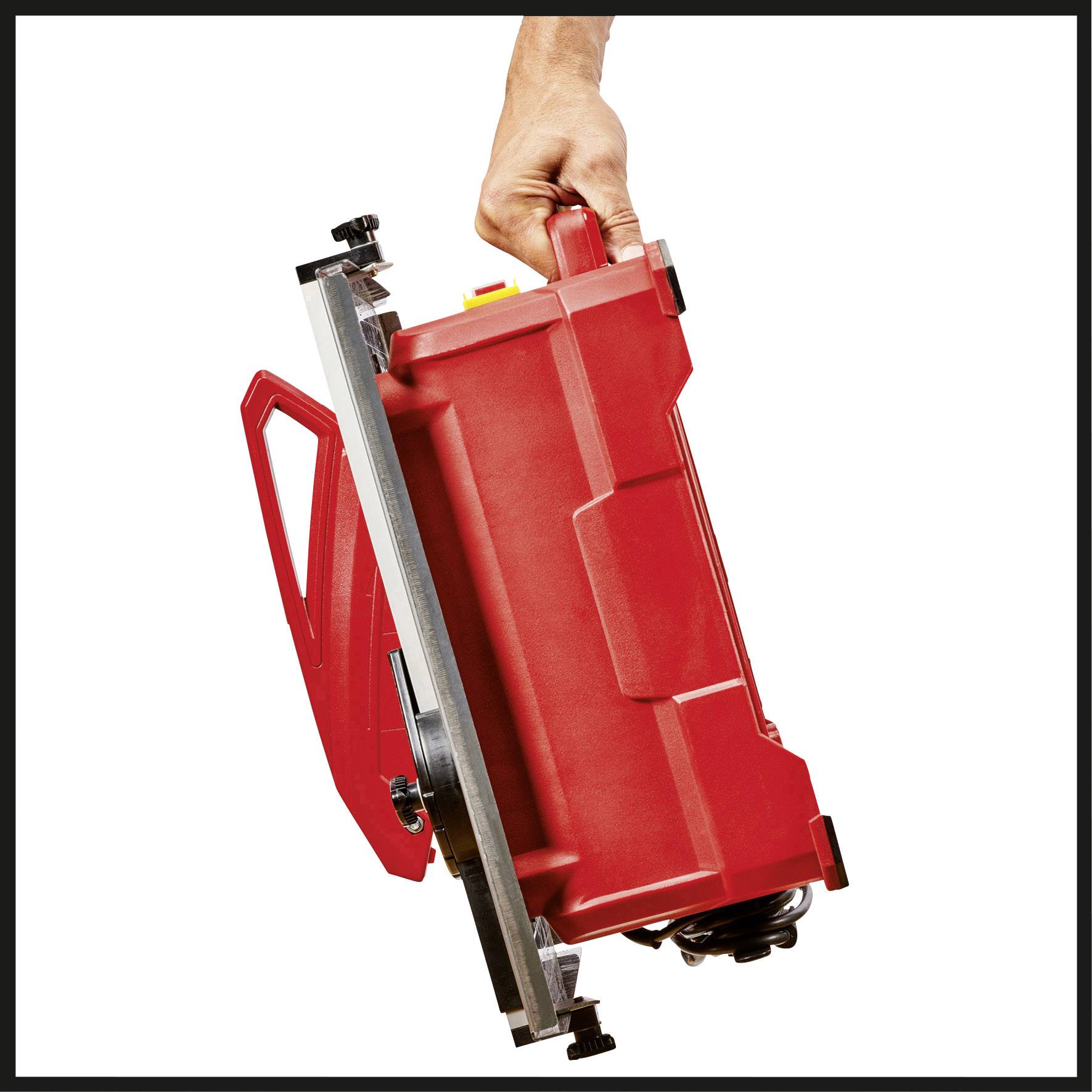Jedna ruka drží červený přenosný kufřík na nářadí s rukojetí. Kufřík má obdélníkový tvar a robustní konstrukci.