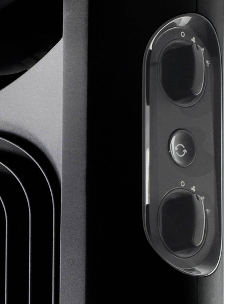 Černý, moderní domácí přístroj se dvěma kulatými tlačítky a centrálním tlačítkem uprostřed. Elegantně a funkčně navržený.