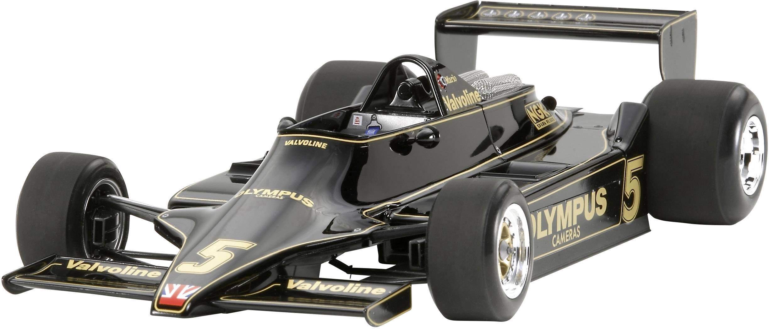 Černý monopost formule 1 se zlatými akcenty a číslem 5. Vůz má loga sponzorů a velké pneumatiky.