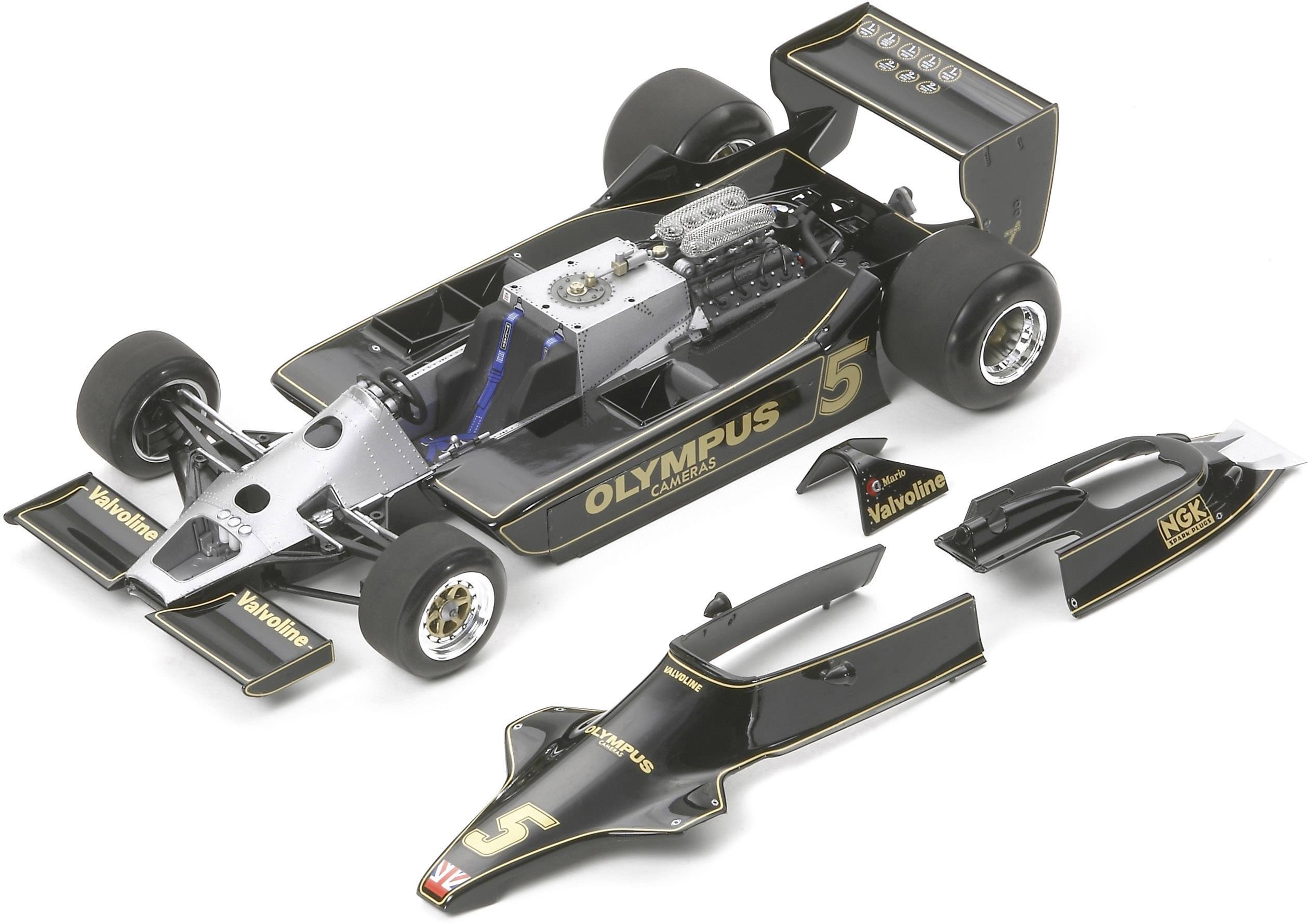 Model formule 1 s demontovanými díly ukazuje technický vnitřní prostor. Nápis 'Olympus' na straně.