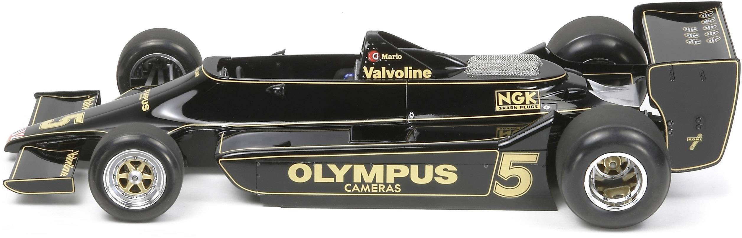 Černý formule 1 závodní vůz se zlatými akcenty a nápisem 'Olympus Cameras', pohled z boku. Viditelné startovní číslo 5.