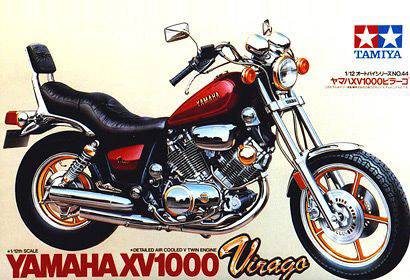 Model motocyklu Yamaha XV1000 Virago, měřítko 1:12, červeno-černý, zvýrazněný text 'Tamiya' v pravém horním rohu, vyobrazení motocyklu.