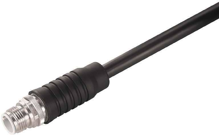 Černý koaxiální kabel s kovovým konektorem; slouží k propojení elektrických zařízení pro přenos signálu.