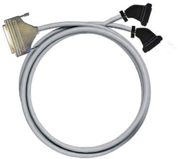 Šedý paralelní počítačový kabel s jedním konektorem na jedné straně a dvěma konektory na straně druhé. Vhodný pro tiskárny.