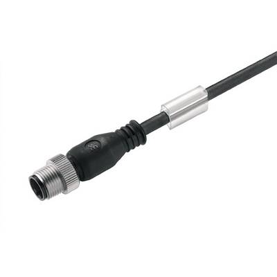 Černý kabel s kovovým konektorem a ochrannou krytkou. Zdá se, že je určen pro elektronické připojení.