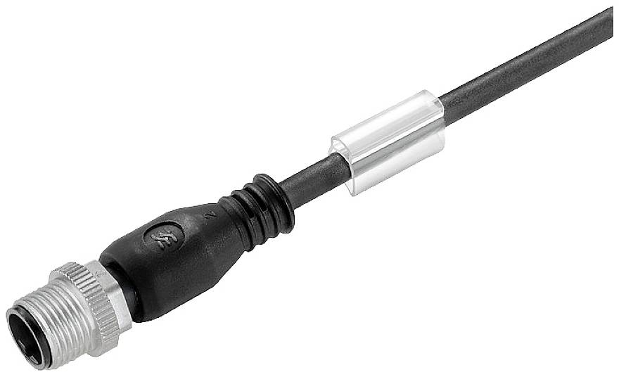 Černý elektrický kabel s kovovým konektorem na levé straně a plastovým obalem uprostřed.