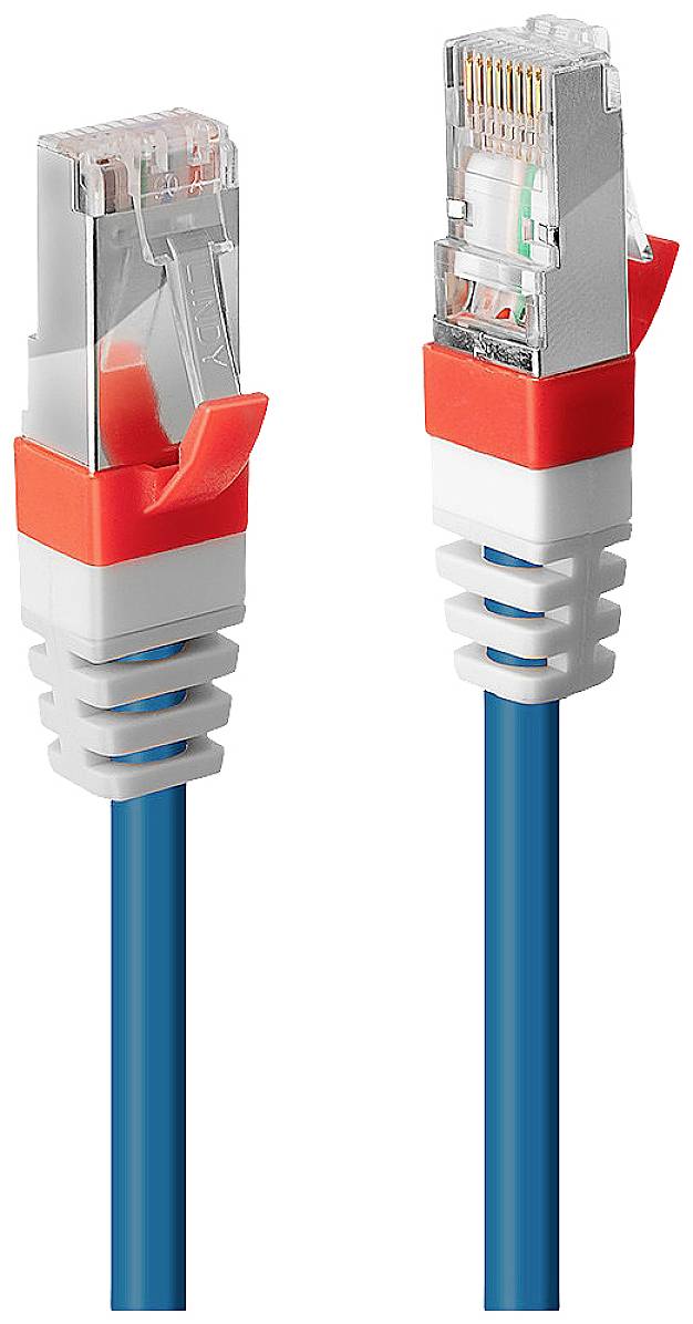 Dva ethernetové kabely s modrými obaly a červenými konektory ukazují způsob propojení počítačů nebo síťových zařízení.