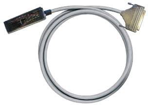 Šedý počítačový datový kabel s 25-kolíkovým konektorem a adaptérem na druhé straně.
