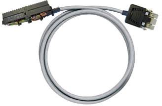 Šedý ethernetový kabel s širokým obdélníkovým konektorem na jednom konci a USB konektorem na straně druhé.