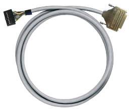Šedý elektrický připojovací kabel s barevnými vodiči na jednom konci a obdélníkovým koncovým konektorem na straně druhé.