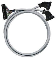 Šedý kabel s několika barevnými vodiči na jednom konci a dvěma černými konektory na straně druhé. Vhodný pro elektronické propojení.