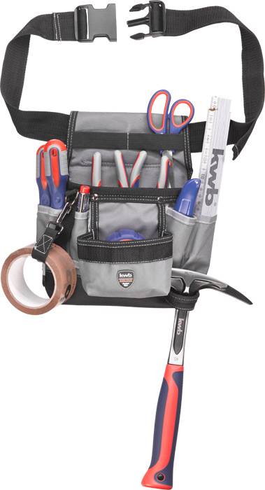 Opasek s nářadím obsahující různé nástroje jako nůžky, šroubovák, metr, lepicí pásku a kladivo, připravený k použití.