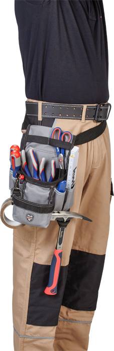 Osoba má na sobě pracovní kalhoty s opaskem na nářadí, který obsahuje nástroje jako šroubováky, kleště a kladivo.