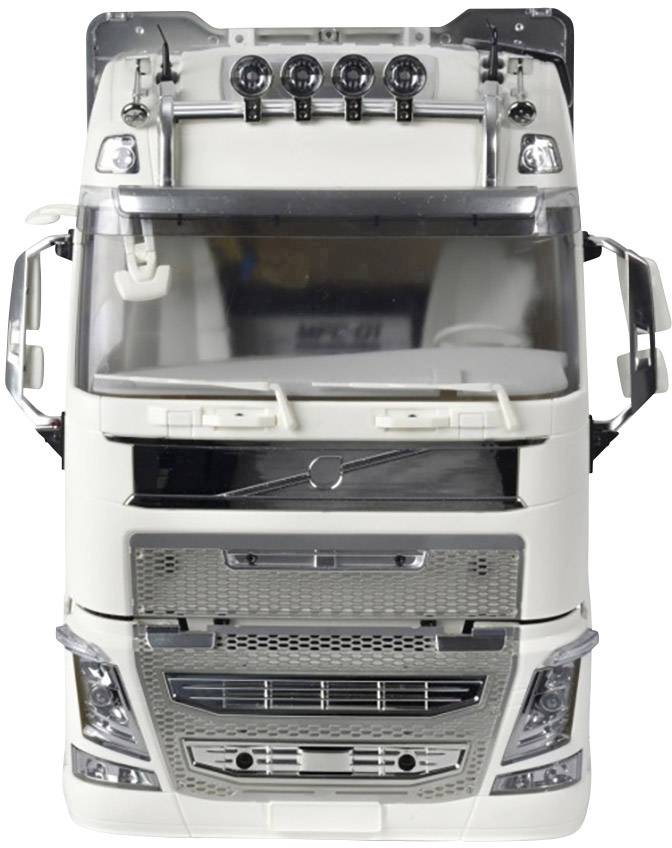 Bílý nákladní vůz v čelním pohledu, ukazující detaily kabiny řidiče, horní světla a charakteristickou strukturu chladiče.