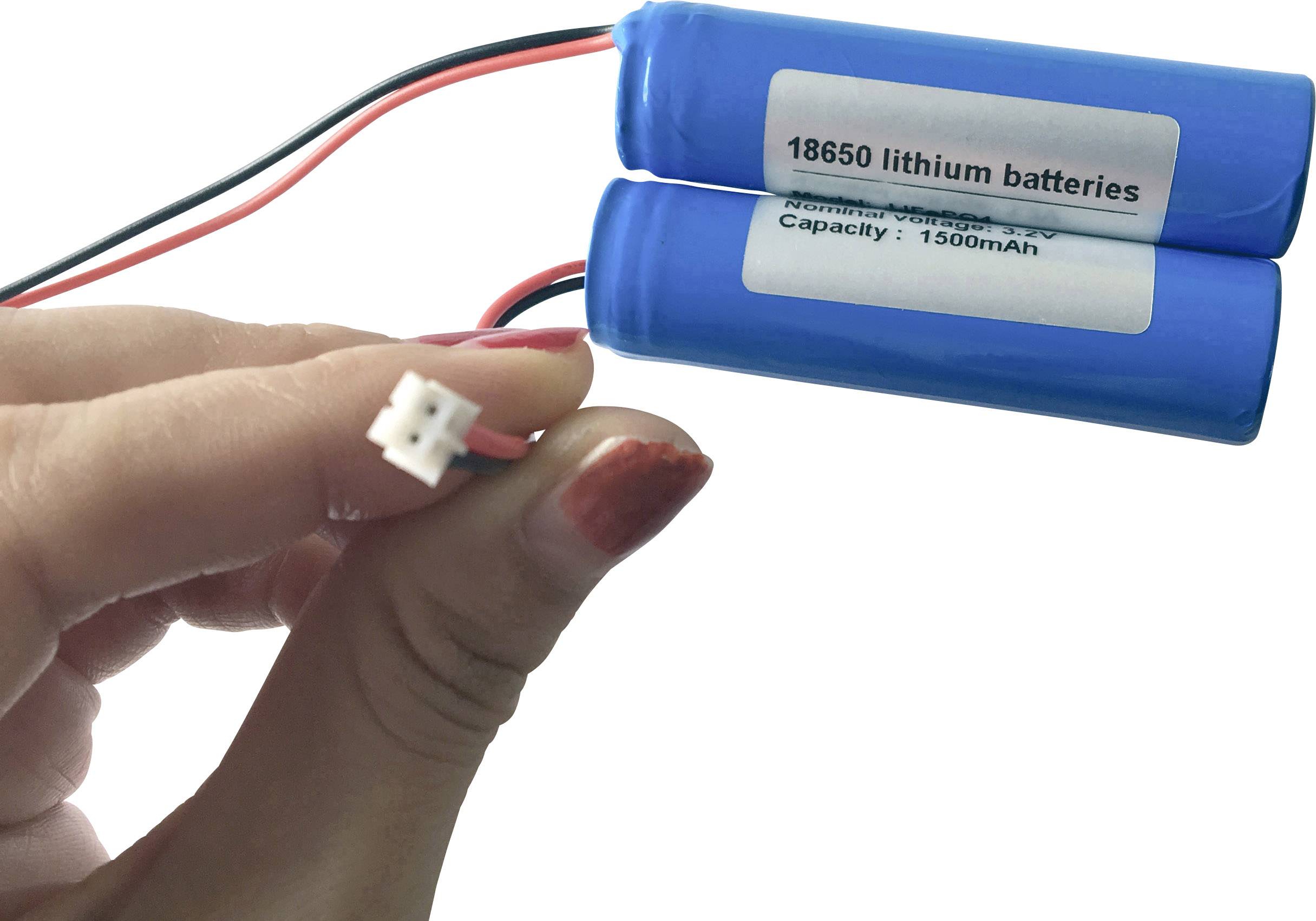 Jedna ruka drží dvě modré lithium-iontové baterie označené '18650 lithium batteries' a 'Capacity: 1500mAh' u konektoru.