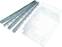 Kovové profilej podél průhledných plastových panelů na bílém pozadí, které ukazují stavební materiály nebo montážní komponenty.