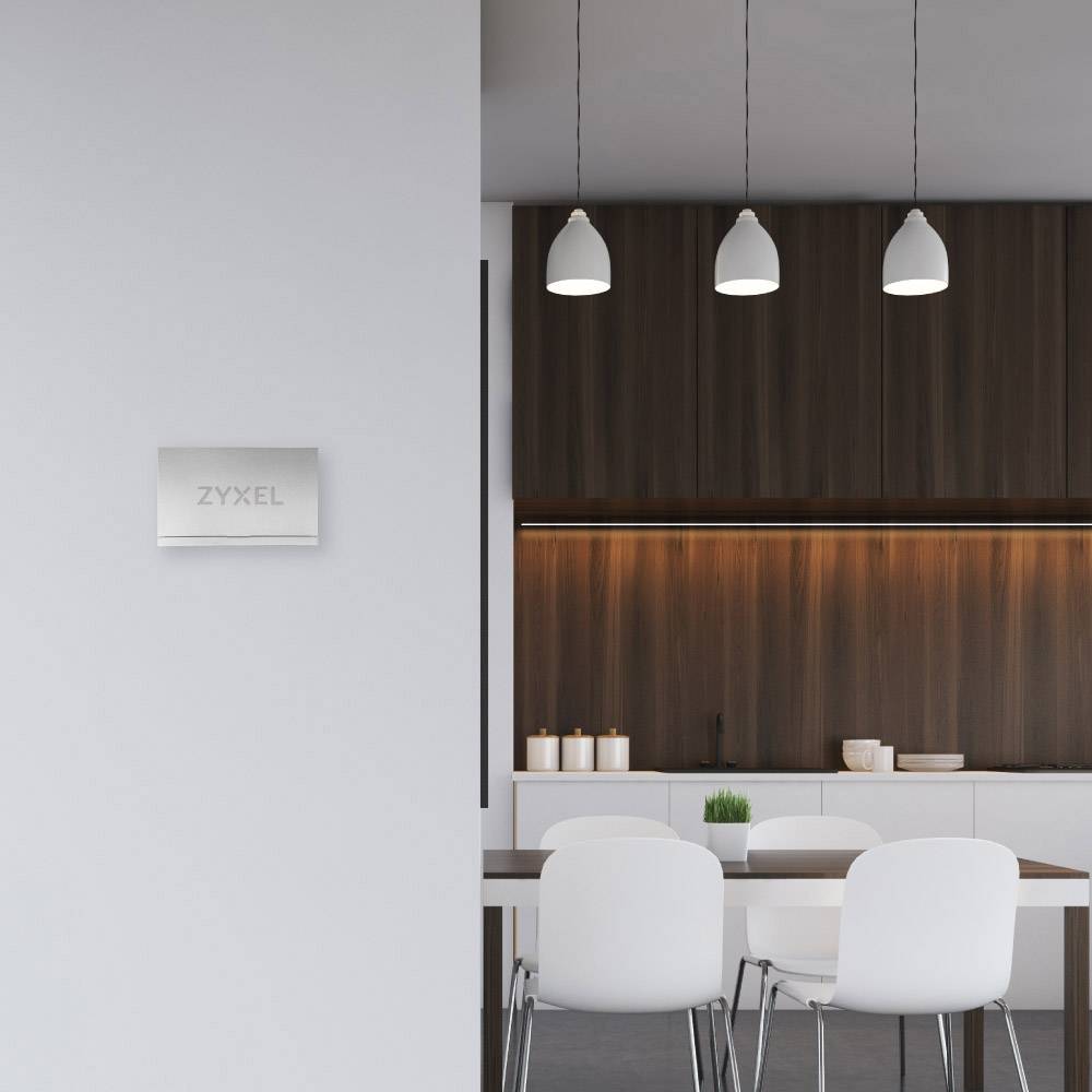 Moderní zasedací místnost s dřevěnými prvky, čtyři bílé židle kolem stolu a tři závěsné lampy nad pracovní deskou.