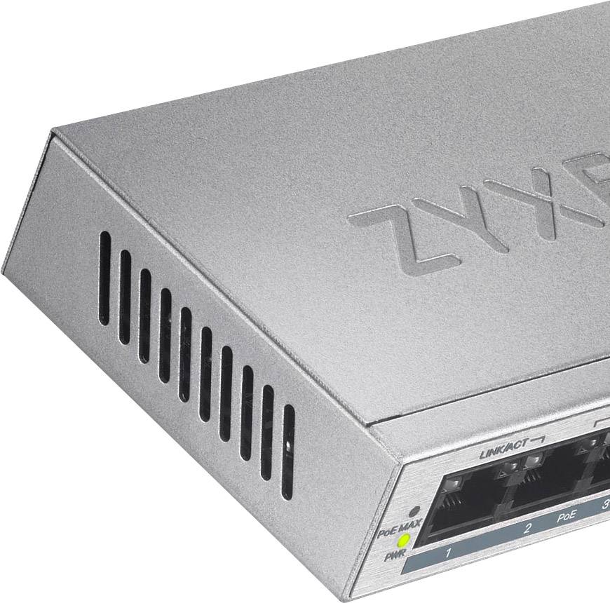 Malý stříbrný síťový switch se čtyřmi ethernetovými porty. Na horní straně je vtisknutý název značky.