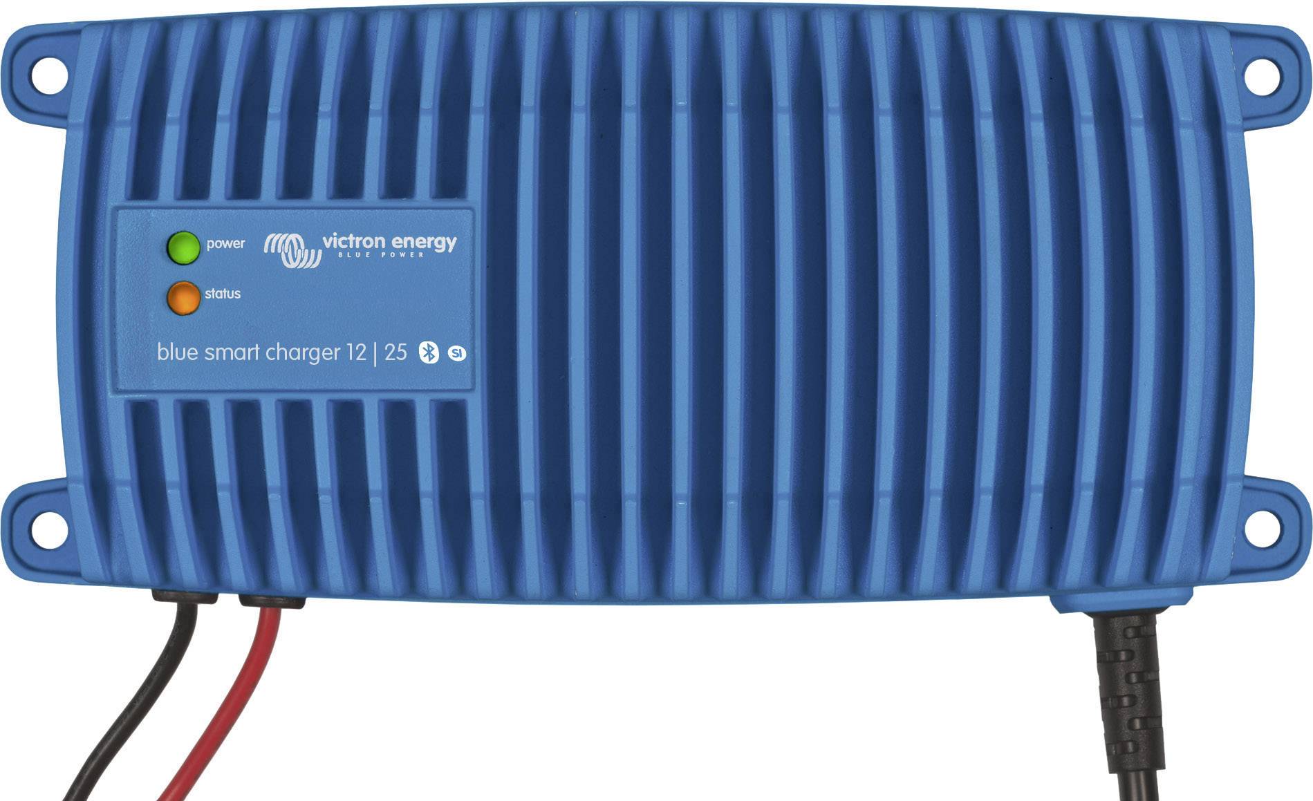 Modré nabíjecí zařízení s nápisem 'blue smart charger 12/25'. Dva indikátory stavu zobrazují 'power' a 'status', s červenými kabely v levém dolním rohu.