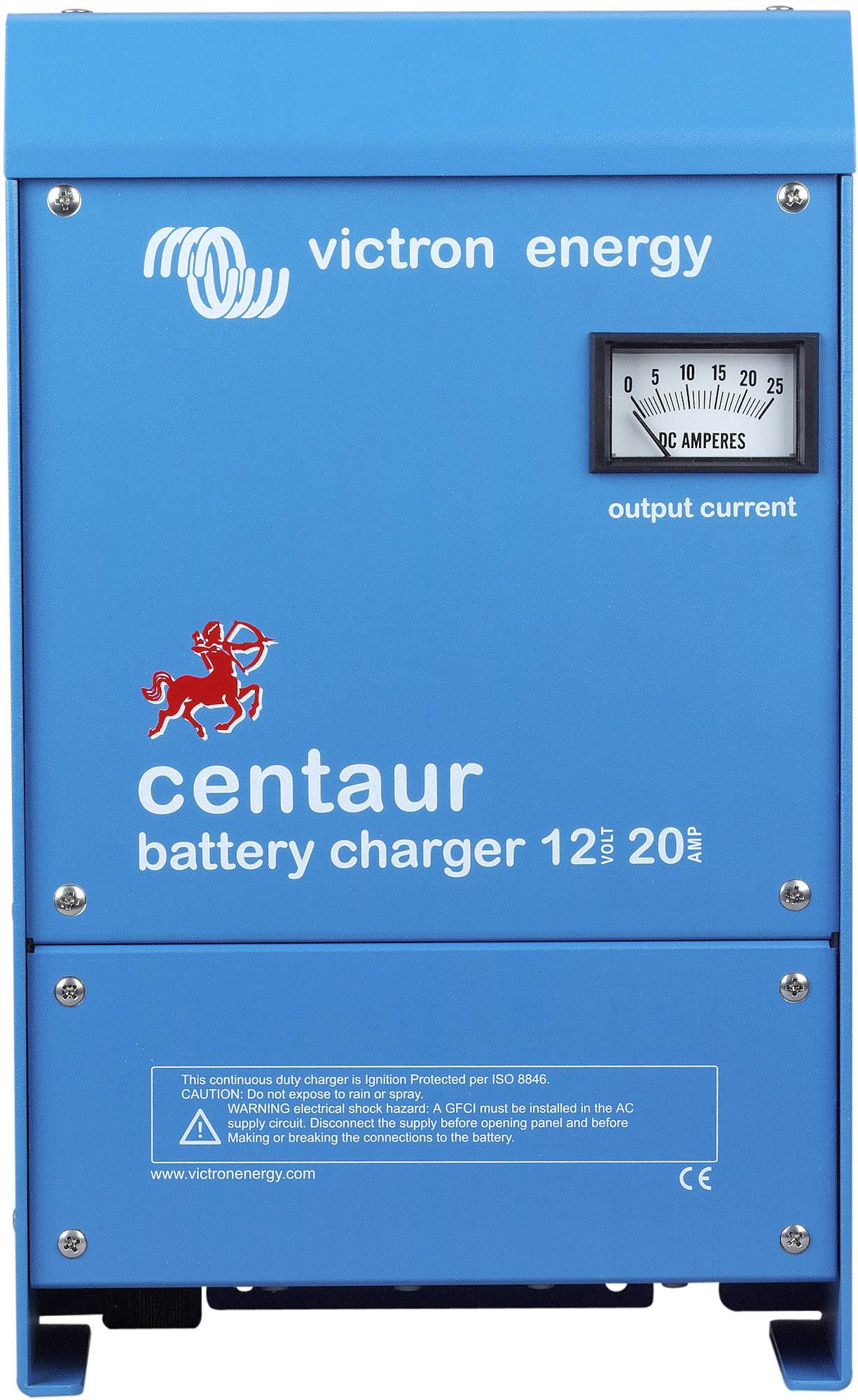 Modrý nabíječ baterií Victron Energy 'Centaur' s ampérmetrem na přední straně; vhodný pro 12V a výstupní proud 20A.