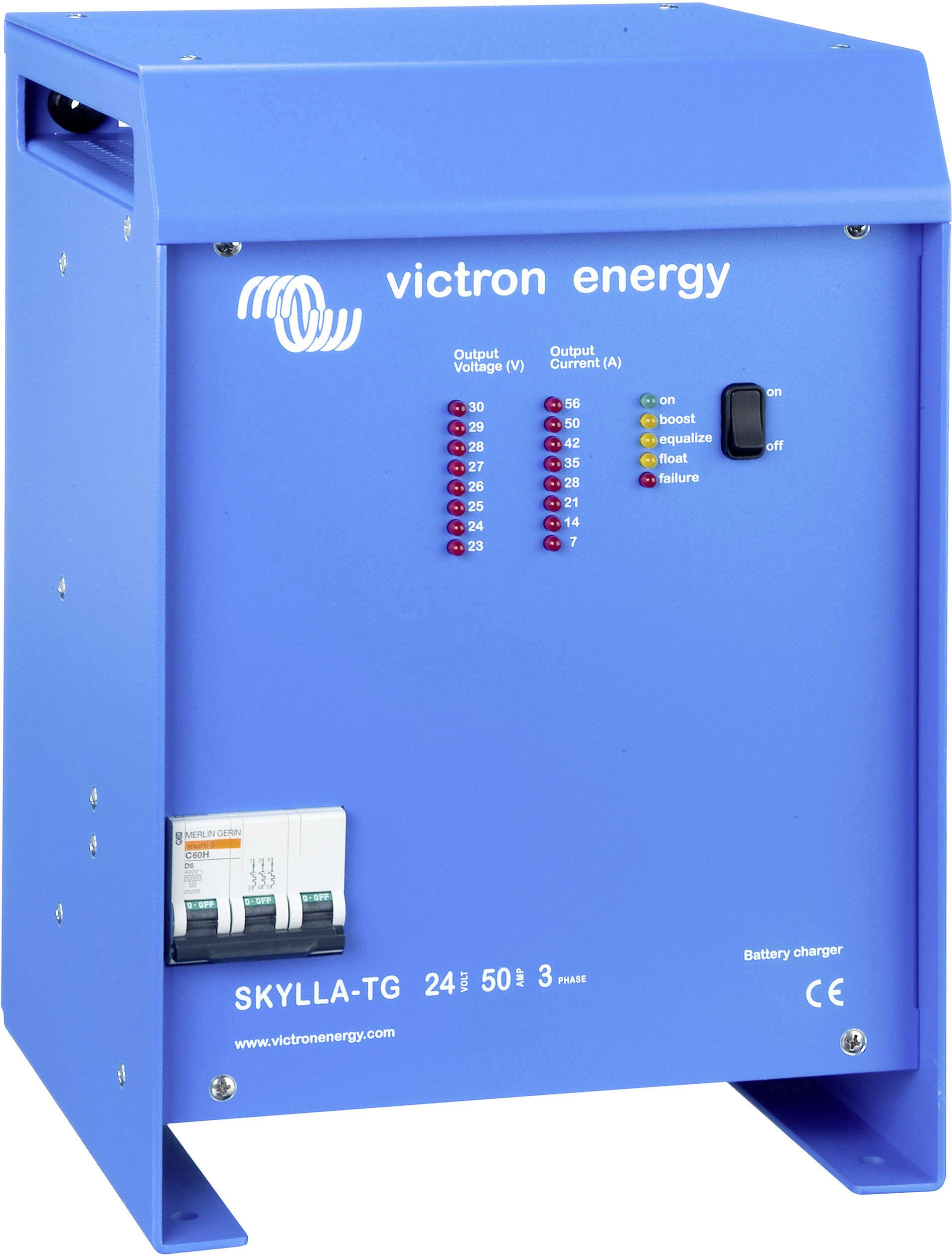 Modrý nabíječ baterií Victron Energy s různými indikačními světly pro výstupní napětí a proud. Model 'SKYLLA-TG 24V 50A'.