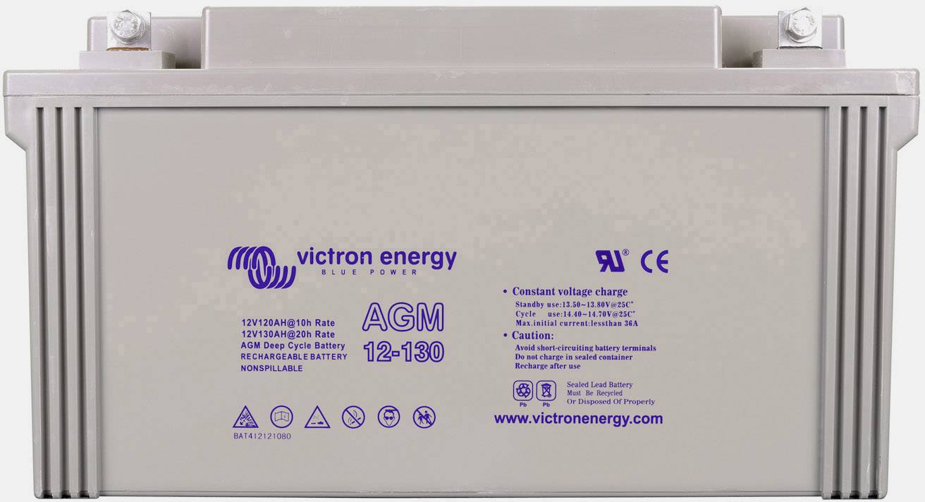 Šedá AGM baterie Victron Energy, model 12-130, 12 V, 130 Ah. Vhodná pro hluboké vybíjení, bezúdržbová. Firemní logo a kontaktní informace viditelné.