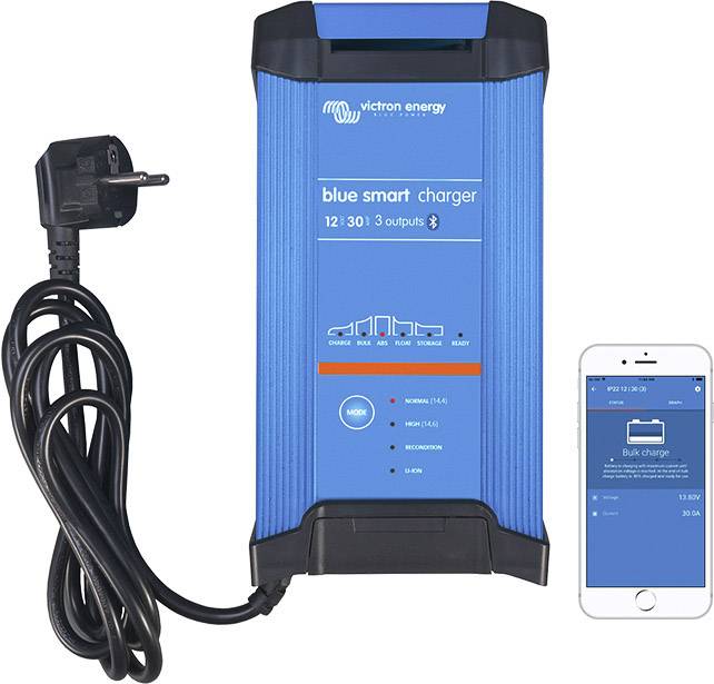 Modrá nabíječka baterie s připojovacím kabelem a smartphone zobrazující aplikaci s textem 'Bulk charger'.