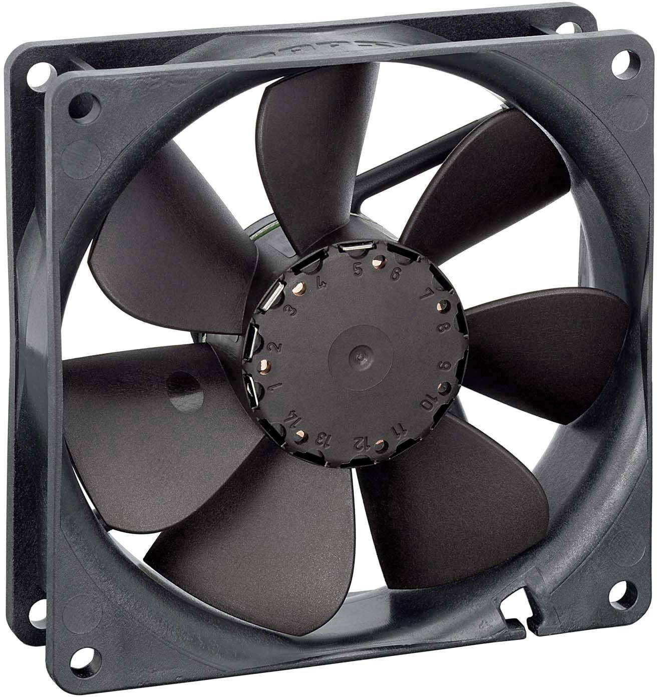 Černý počítačový ventilátor se sedmi rotačními listy, namontovaný v čtvercovém rámu, určený pro chlazení elektronických zařízení.