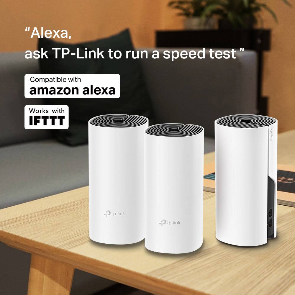 Tři bílé routery TP-Link na stole. Text: 'Alexo, požádej TP-Link o test rychlosti.' Kompatibilní s Amazon Alexou a IFTTT.