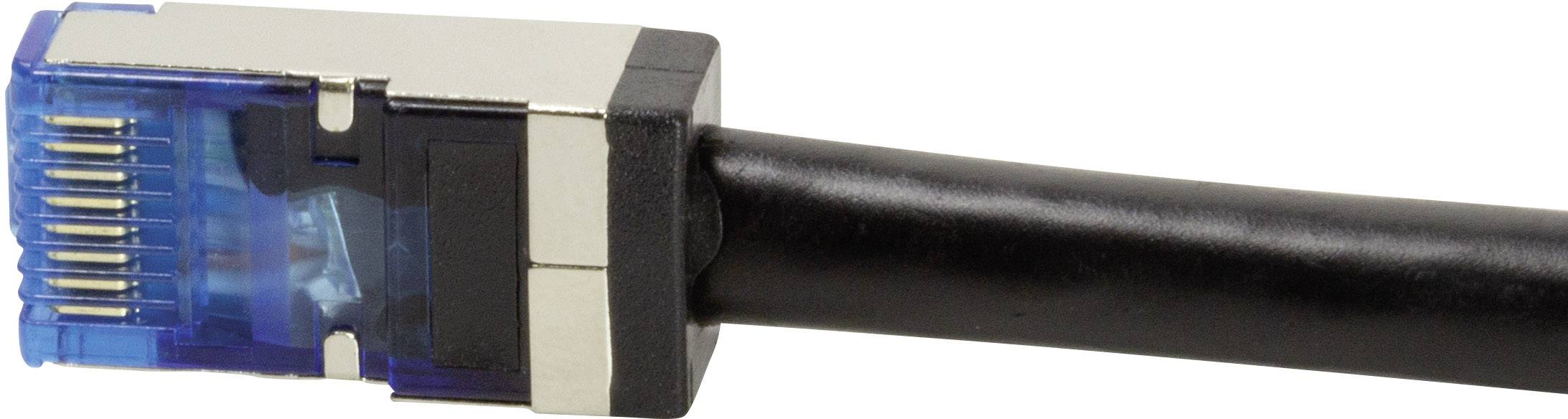 Detailní záběr modrého ethernetového konektoru s černým kabelem. Konektor je částečně lemován kovovým rámečkem.