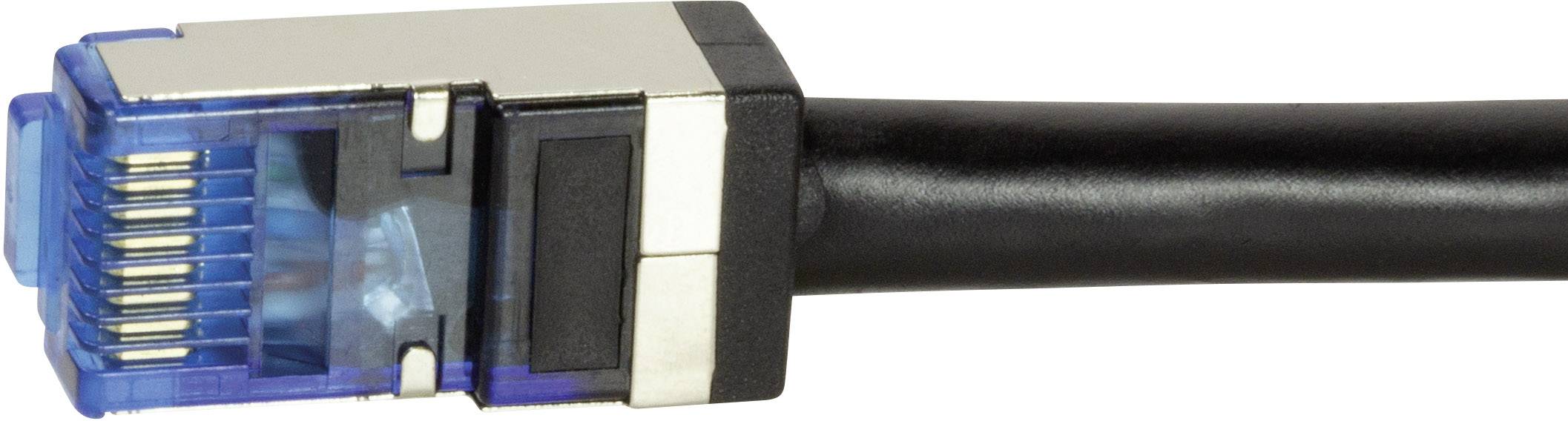 Ethernetový kabel s modrým konektorem a černým kabelem, používaný pro síťová připojení.