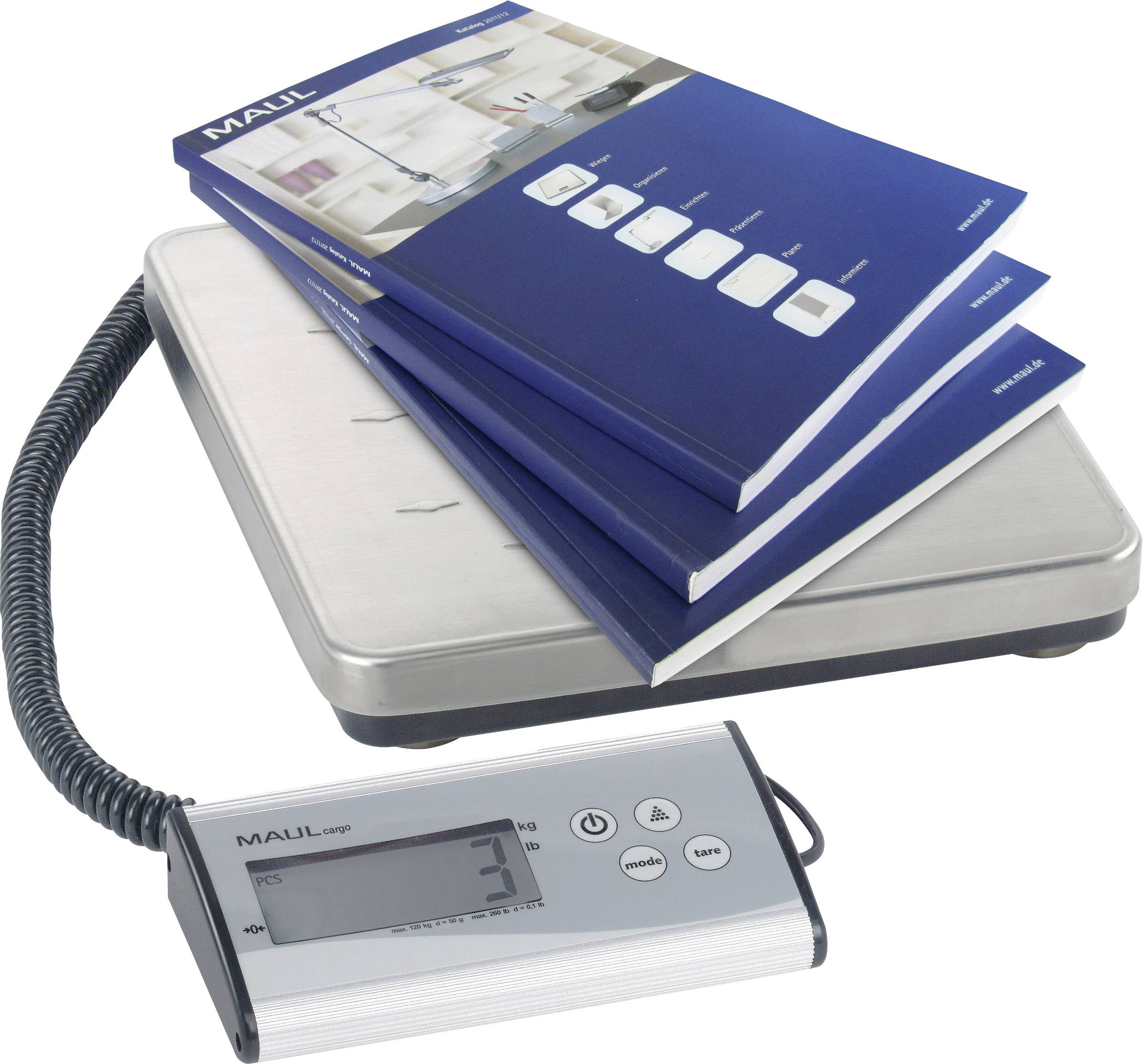 Elektronická váha s digitálním displejem váží čtyři modré katalogy. Hmotnost na displeji: 3 kg.