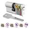 Příčný řez bezpečnostním zámkem s klíčem, který ukazuje různé ochranné mechanismy, jako jsou ochrana proti vrtání a vpicks.